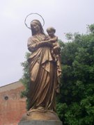 Statua della Madonna col Bambino in Piazza Immacolata